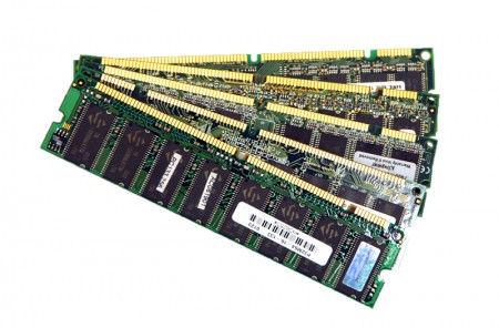 RAM (fournit rapidement les données au PROCESSEUR)